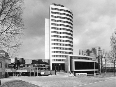 842192 Gezicht op het provinciehuis, met de nieuwe provincietoren (Pythagoraslaan 101) te Utrecht. Rechts het kantoor ...